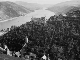 Blick von Nordwesten auf Bacharach, das Steeger Tal, den Liebesturm und Burg Stahleck