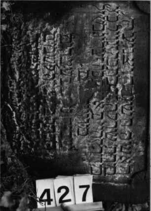 Grabstein 427 (Index: 99803692) Material: Sandstein Zustand: verwittert/eingesunken Maße HxBxT: 77x68x10 cm Beschreibung: Stele mit eingezog. Rundbogen, profilierter Rand, Giebelfeld Besonderheit: Endreim: Grabstein 427 (Detailaufnahme 1)