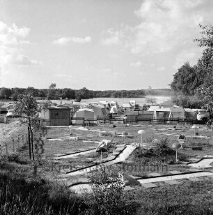 Großensee: Südufer: Campingplatz mit Zelten, Wohnwagen und Pkws: vorn Minigolfplatz: am gegenüberliegenden Ufer Wald