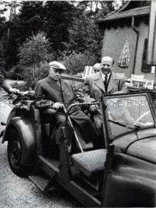 Walter Ulbricht und Wilhelm Pieck im Garten des Landhauses Döllnkrug