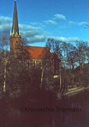 Kirchberg mit Peter-Paul-Kirche, davor Trave