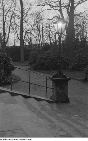 Blick in einen Teil der Parkanlage mit einer Laterne