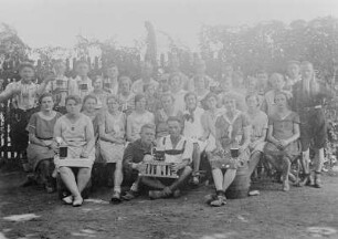 Eine Gruppe von Frauen und Männern aus dem Erzgebirge in einem Biergarten bei Nürnberg : Eine Gruppe von Frauen und Männern aus dem Erzgebirge in einem Biergarten bei Nürnberg