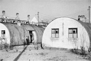 Berlin. Nissen-Hütten (1945/1948) am S-Bahnhof Hohenzollerndamm