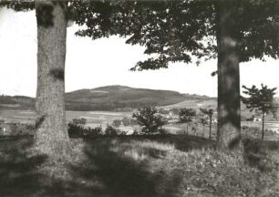 Lausitzer Bergland. Bieleboh. Durchblick von einem Hügel über Oppach-Oberoppach von Südwesten