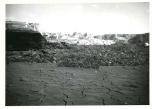Hochwasserkatastrophe 1933 der Saale zwischen Bernburg und Nienburg. Blick gegen abgebrochene Steilwände der Kalkberge, im Vordergrund ausgetrockneter Schlamm