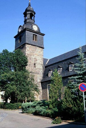 Kirche: Langhaus und vorgelagerter Kirchturm mit barocker Haube und Uhren