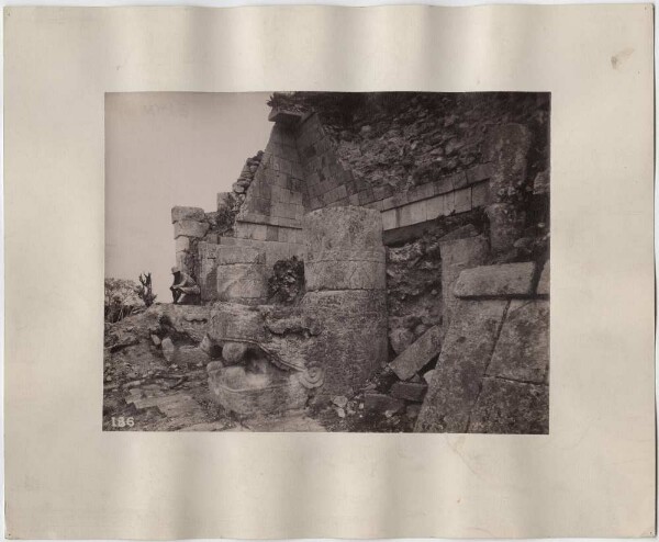 "Bâtiment près du terrain de jeu de balle. Détail de la façade". (Temple de Jaguar, côté ouest.) (Avec un membre de l'expédition.)