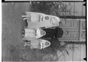 Primizfeier Brugger in Sigmaringendorf 1936; Neupriester Brugger mit drei Primizbräutchen und zwei Geistlichen