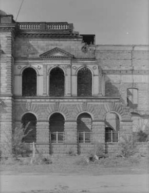 Dresden, Gemäldegalerie, zerstörter Westflügel, Ansicht vom Theaterplatz aus