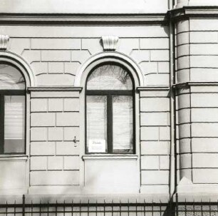 Cottbus, Karl-Liebknecht-Straße 109. Wohnhaus mit Einfriedung (um 1900), Fenster (Erdgeschoss)