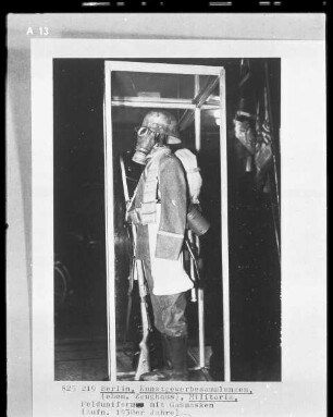 Felduniform mit Gasmaske