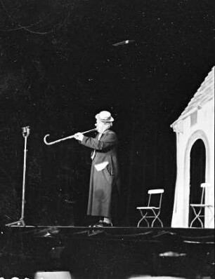 Wintergarten: Dücker; Musik. Clown (bläst auf Stock)