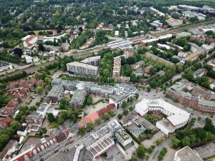 Ahrensburg: Luftbild Richtung Süden: mittig Hamburger Straße, rechts An der Reitbahn, oben Bahnhof, links oben Stormarnschule