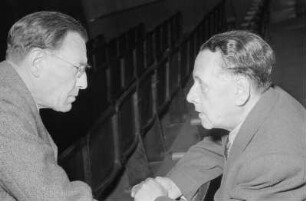 Szenenbilder aus dem Stück "Die Affäre Dreyfus" von Hans José Rehfisch und Wilhelm Herzog am Schloßparktheater Berlin-Steglitz : Regisseur Karl-Heinz Stroux (links) im Gespräch mit Autor Hans José Rehfisch (rechts)