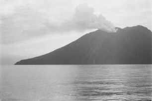 Vulkan : Blick auf den rauchenden Stromboli.