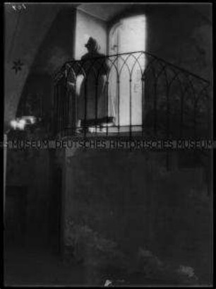 Frau auf einem Balkon