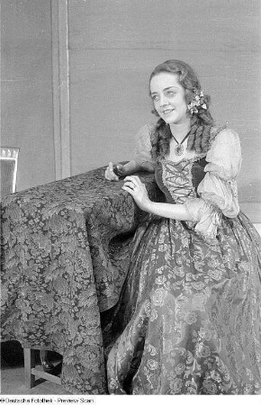 Szenenbilder eines Theaterstücks mit Walter Schramm : Sommer 1947