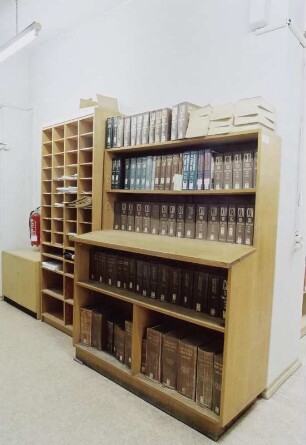 Sächsische Landesbibliothek - Staats- und Universitätsbibliothek Dresden. Zentralbibliothek (ehem. Landesbibliothek). 1. Obergeschoss (Anbau). Abteilung Information, Handapparat Bibliographien der Auskunft : Dresden-Neustadt, Marienallee 12. Sächsische Landesbibliothek - Staats- und Universitätsbibliothek Dresden. Zentralbibliothek (ehem. Landesbibliothek). 1. Obergeschoss (Anbau). Abteilung Information, Handapparat Bibliographien der Auskunft