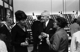 Freiburg: Amerikahaus, Gäste in der Bibliothek, Prof. Bauer, Prof. Thieme, Prof. Wolff