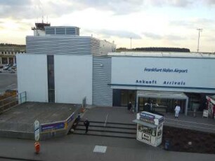 Airport Hahn - Ankunfthalle : Die vormalige US-Air Base bei Hahn im Hunsrück wird jetzt als ziviler Flughafen vor allem von der irischen Gesellschaft Ryanair genutzt. Aufgenommen am 25. Oktober 2010