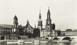 Dresden, Blick vom Neustädter Elbufer auf die Altstadt mit Dampfer "Aussig"