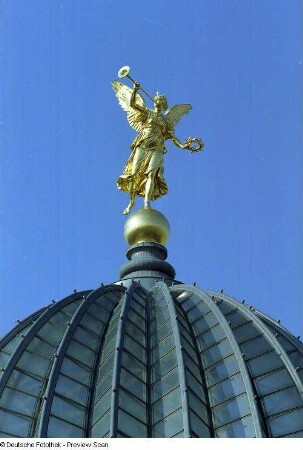 Fama : Ausstellungsgebäude des Sächsischen Kunstvereins. Glaskuppel mit Fama von Robert Henze