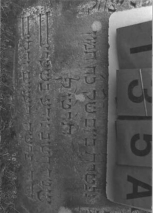 Grabstein 135 (Index: 100008972) Zustand: eingesunken Maße HxBxT: 59x60x11 cm: Grabstein 135A