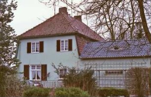 Lasbek-Gut: Lasbeker Straße 6: Landhaus mit Krüppelmansarddach: Giebelseite, Sprossenfenster, Fensterläden: rechts Querbau mit Rankgitter, Fledermausgaube