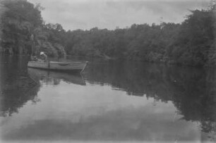 Flusslandschaft : Mann in einem Boot auf dem Junk, ein Küstenfluss.