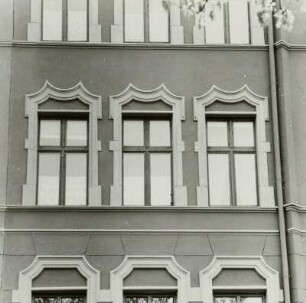 Cottbus, Berliner Straße 54. Wohnhaus (um 1910). Fenster (2. Obergeschoß, Waisenstraße)