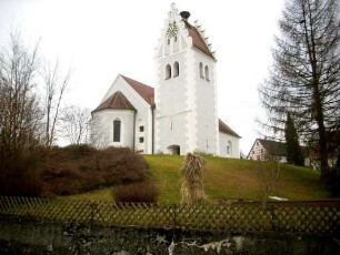 Ansicht von Nordosten mit Kirche in ehemaligem Kirchhof (feste Kirchhofmauer nach 1838 völlig abgetragen und Kirchhof aufgelöst) in erhöhter Lage am Ortsrand