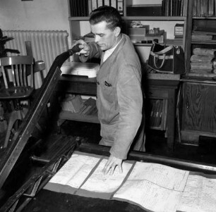 Marburg, Bismarckstraße 32. Archivschule. Restaurierung. Restaurator an einer Schneidemaschine beim Zuschneiden restaurierter Seiten
