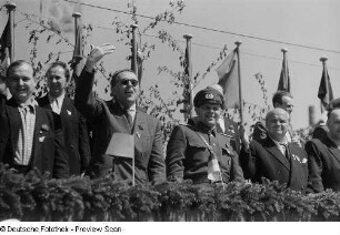 Blick auf die Tribüne mit dem Oberbürgermeister von Leipzig - Hans Erich Uhlich (2.v.l.)