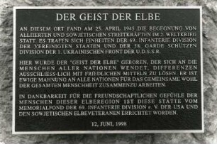 Torgau. Platz der Begegnung. Gedenksteine der Begegnung von alliierten und sowjetischen Steitkräften an der Elbe am 25.4.1945 (Stein, Metall, 1946). Detail: Inschrifttafel