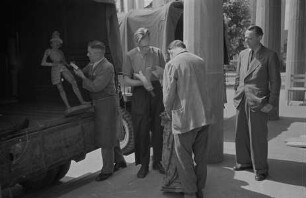 Central Collecting Point Marburg. Mitarbeiter beim Verladen der Kunstwerke aus dem Depot Siegen