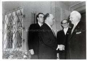 Wilhelm Pieck verabschiedet den neuen DDR-Botschafter in der UdSSR