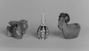 Pferd und Steinbock als Nadelschale und Flasche mit Hasenkopf-Stöpsel : Pferd und Steinbock als Nadelschale und Flasche mit Hasenkopf-Stöpsel. Irdenware, Majolika, bemalt, glasiert (1. H. 20. Jh.; K. Feuerriegel). Museum im Schloß Frohburg V 528/95, V 529/95, V 530/95