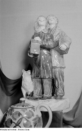 Porzellanfiguren und -geschirr auf der Leipziger Herbstmesse 1954