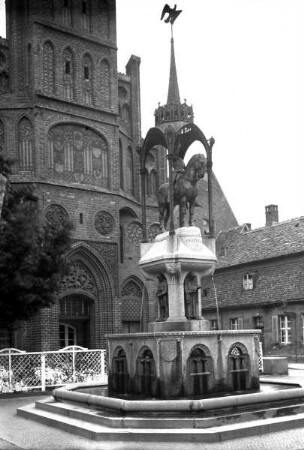 Brunnen mit dem Reiterstandbild Kurfürst Friedrichs 1.