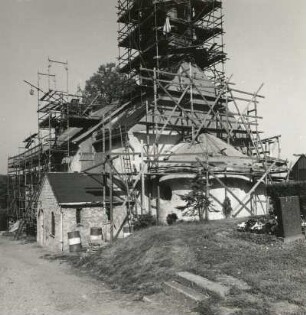 Bernsdorf. Dorfkirche (1857, Umbau 1907). Ansicht von Südosten mit Gerüst