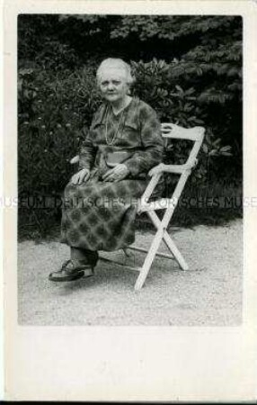 Porträt einer 80jährigen Frau (Elisabeth Federn) im Gartenstuhl