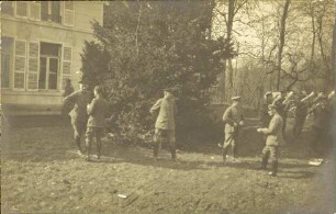 [Soldaten im Gespräch vor Militärkapelle]