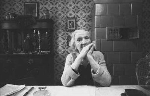 Seniorin in ihrer Wohnung, Leipzig