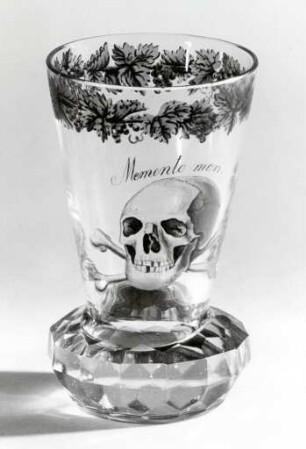 Ranftbecher mit Totenkopf und Inschrift "Memento mori"