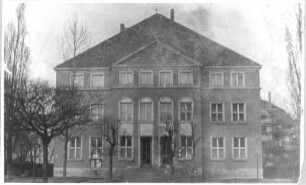 Dresden-Striesen, Haydnstraße 23. Gemeindehaus der Erlöser-Andreas-Gemeinde. Um 1955. Haupteingangsfront