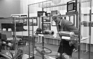 Studio Karlsruhe des Süddeutschen Rundfunks. Ausstellung im Foyer des Gebäudes in der Kriegsstraße 166/168 zum 50jährigen Jubiläum