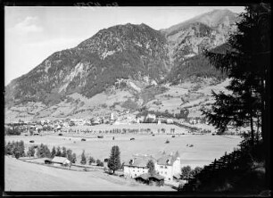 Bad Hofgastein, Österreich : Blick von Südosten auf die Marktgemeinde Bad Hofgastein im Gasteinertal. Rechts unten das denkmalgeschützte Weitmoserschlössl