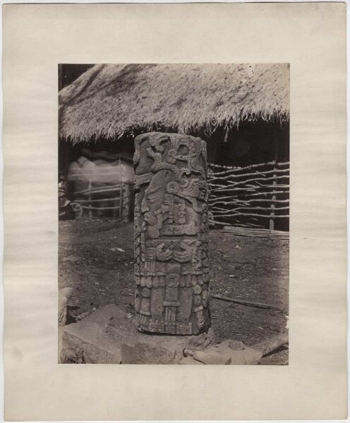 Zylindrische Stele 11, Vorderseite. Am Fuß der Treppe an der Ostseite des Torweges zum östlichen Hof gegenüber Mound 17.