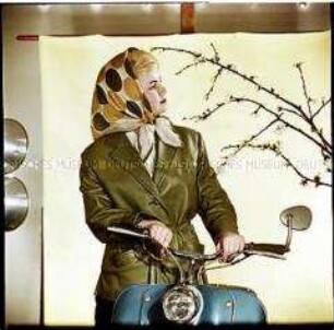 Frühlingsmode: Frau mit Moped